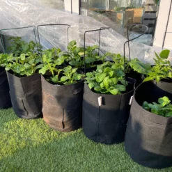 Potetpotte 35x40cm -Møbler Salgsbutikk org blomsterpotte20i20filt20poteter20.20gullerotter20gronsaker2020wee.no2034